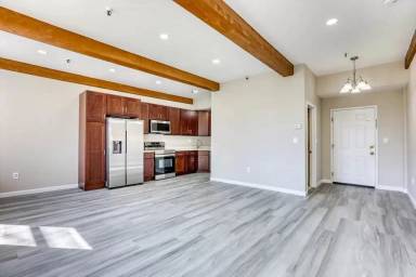 Main picture of 402 River St