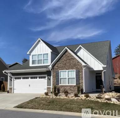 Main picture of 11 Lyndon Cir