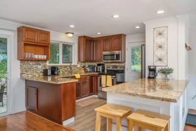 Main picture of 6542 Southcenter Blvd