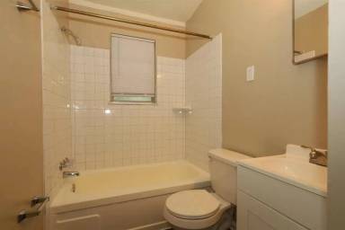 Main picture of 3268 Powell Ave