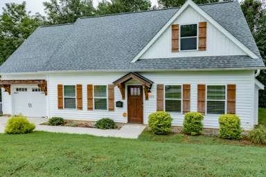 Main picture of 122 Hunters Woods Dr