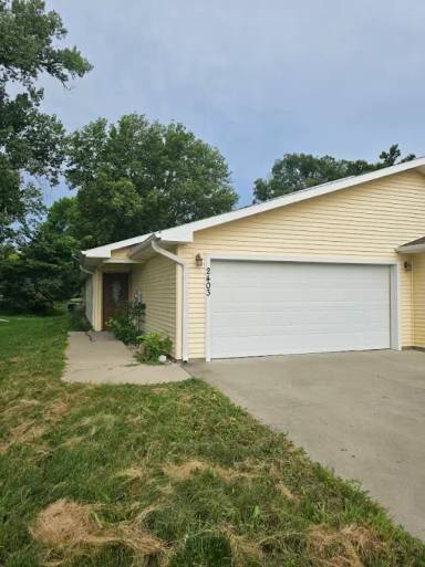 Main picture of 2403 Silver St