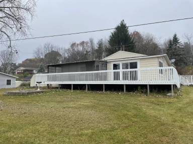 Main picture of 8067 17 Mile Rd NE