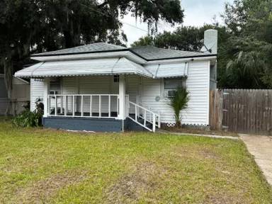 Main picture of 579 Chestnut Dr