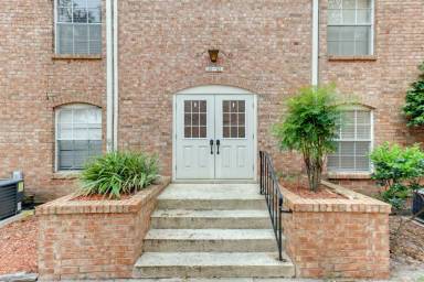 Main picture of Colonial Point Condominiums