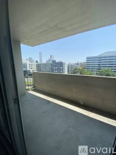 Main picture of 1000 Galapago St
