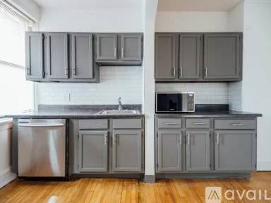 Main picture of 2332 W Addison St
