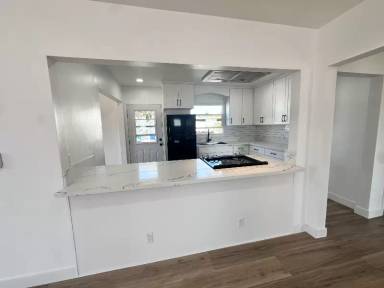 Main picture of 418 E Grand Ave