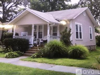 Main picture of 117 E Broadway Ave