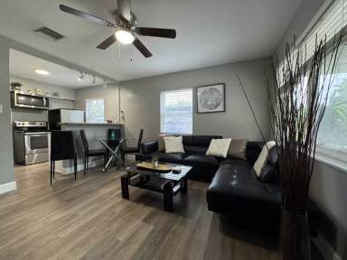Main picture of 220 SW 21st St