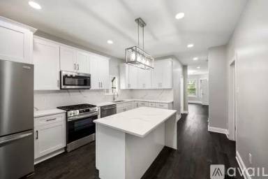 Main picture of 2444 W Gunnison St