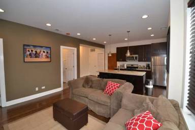 Main picture of 2556 W Argyle St