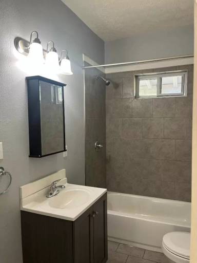 Main picture of 956 S Floyd St