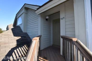 Main picture of 525 E Lake Cir