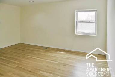 Main picture of 2318 N Southport Ave