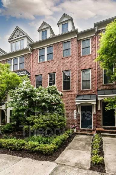 Main picture of 2505 S Kenmore Ct