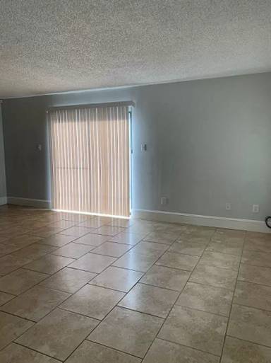 Main picture of 2211 N Pecan St