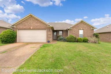 Main picture of 10 Birch Hollow Ln