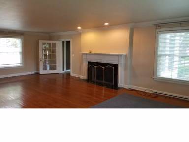 Main picture of 910 W Green St