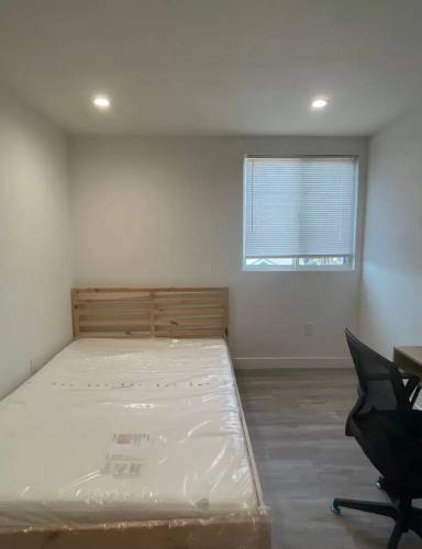 Main picture of 1528 W 36th Pl