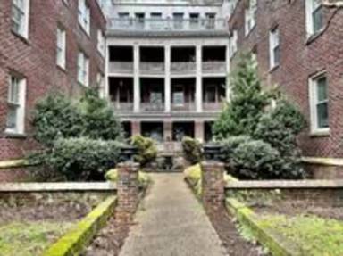 Main picture of 230 E 40th St