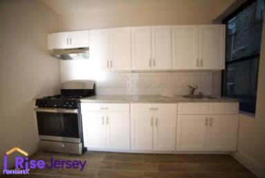 Main picture of 89 E 25th St