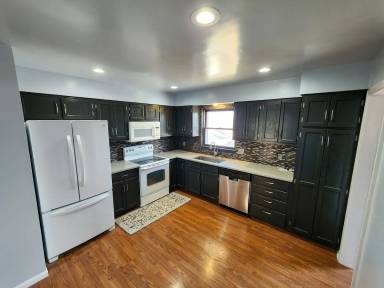 Main picture of 2004 Huntington Sq