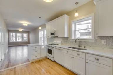Main picture of 2761 W Saint Mary St