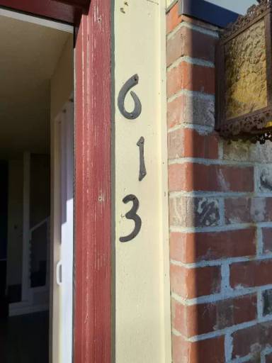 Main picture of 613 E 1st St