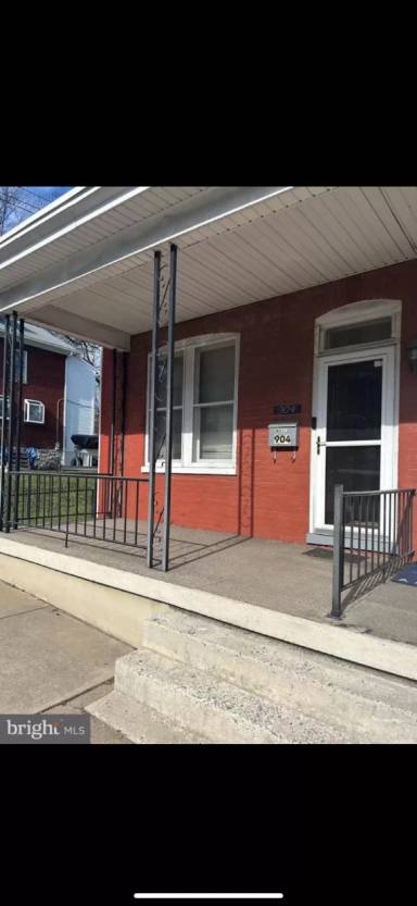 Main picture of 904 W Washington St
