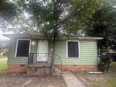 Main picture of 916 E 6th St