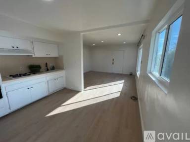 Main picture of 2939 S Bronson Ave