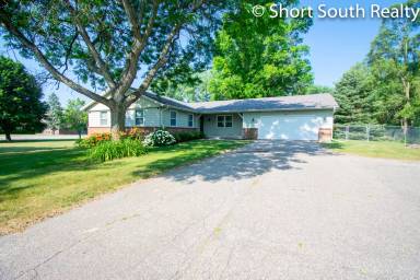 Main picture of 6881 Young Ave NE