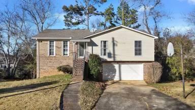 Main picture of 2620 Janice Cir NE