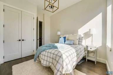 Main picture of 25 Madison Ave