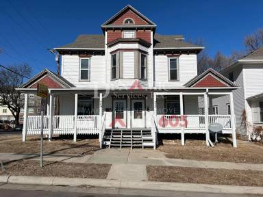 Main picture of 422 W 12th St