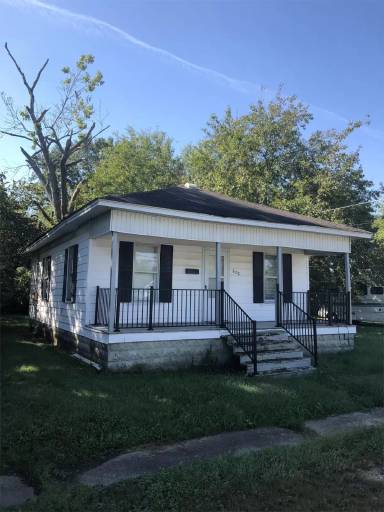 Main picture of 805 E McKinley St