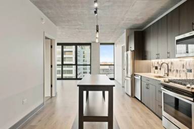 Main picture of 1389 W Randolph St