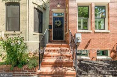 Main picture of 1028 D St NE