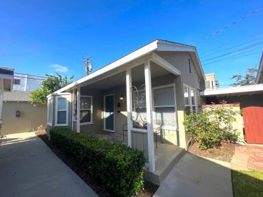 Main picture of 256 W College St