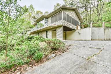 Main picture of 327 Mountain Dr N