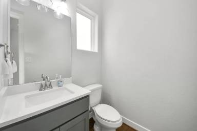 Main picture of 1223 W 16th St