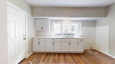 Main picture of 3200 W 94th St