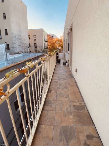 Main picture of 2566 33rd St