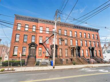 Main picture of 42 Trumbull St