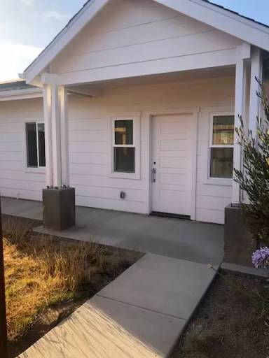 Main picture of 325 E Mariposa Way
