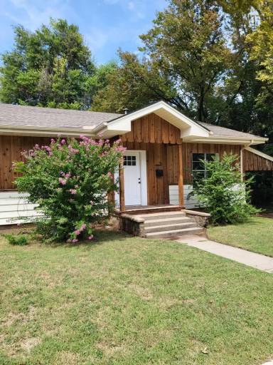 Main picture of 715 W Lindsey St