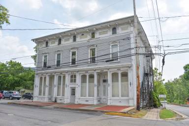 Main picture of 421 Canal St
