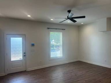 Main picture of 101 Comer St
