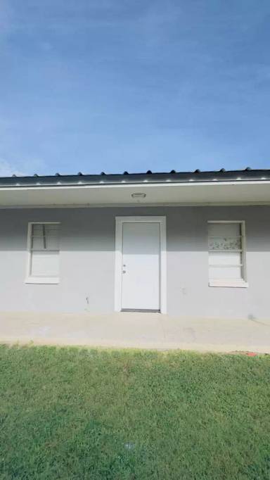 Main picture of 821 W 1st St